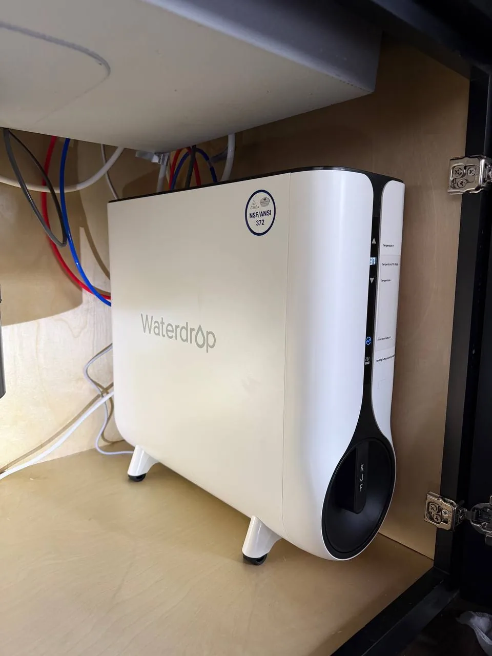 Under-sink water filtration system installation